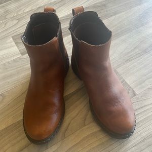 Sorel Size 9.5 Chelsea Boots